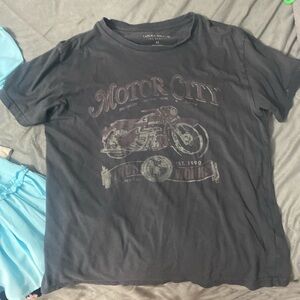 This brand is called Lucky Brand and is size Xs! This shirt color is grey.